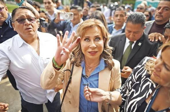 La exprimera dama Sandra Torres (2008-2012) saluda hoy tras votar en el colegio Valle Verde, al este de Ciudad de Guatemala (Guatemala).