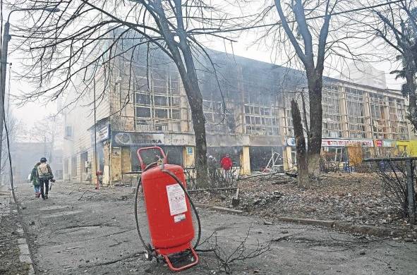 Vista de varios edificios destruidos tras el bombardeo ruso a la torre de televisión de Kiev (Ucrania).