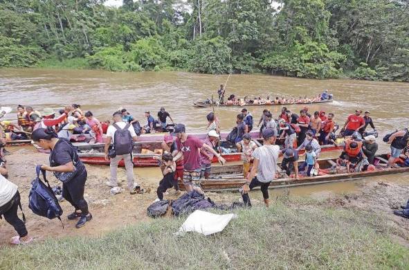 Migrantes son transportados hoy en canoas en el sector de Lajas Blancas en Darién (Panamá).