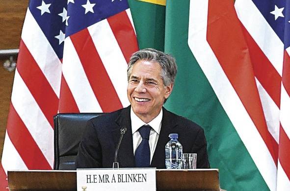 El secretario de Estado de EE.UU., Antony Blinken (R), este lunes en Sudáfrica.