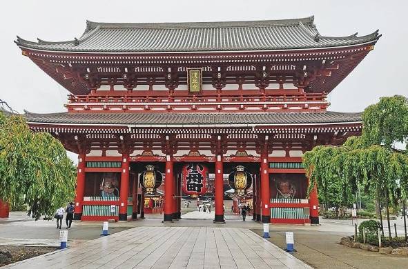 El templo budista Sensoji es uno de los más antiguos de Tokio (siglo VII).