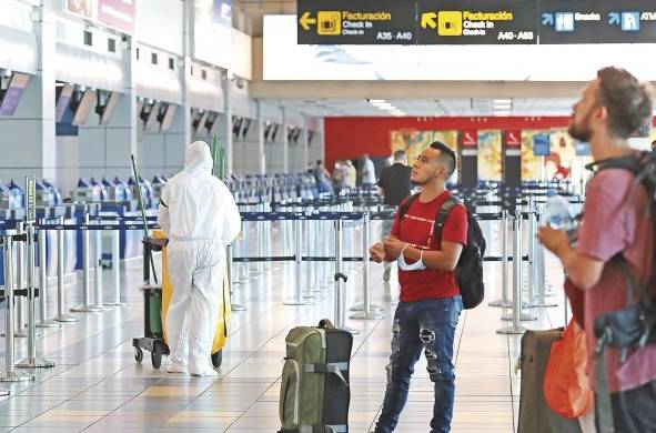Unos pocos pasajeros de vuelos humanitarios recorren un aeropuerto de Tocumen solitario debido a las restricciones de viaje.