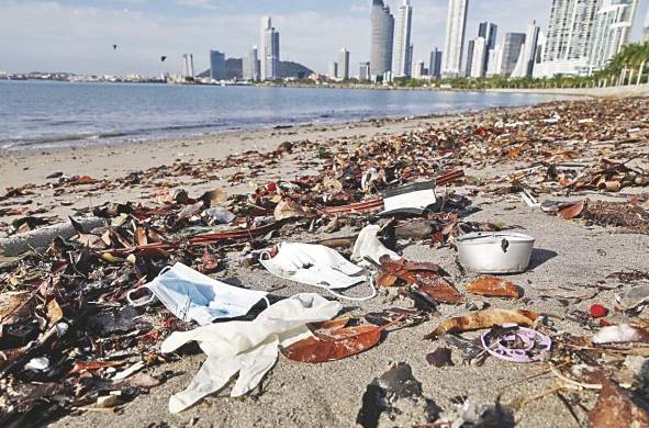 Cerca del 75% del plástico producido y utilizado durante la pandemia en mascarillas, guantes y botellas de desinfectante para manos llegará a vertederos y mares, según los expertos.