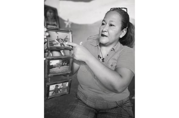 Rosa Caballero muestra las fotos de sus tres hijos.
