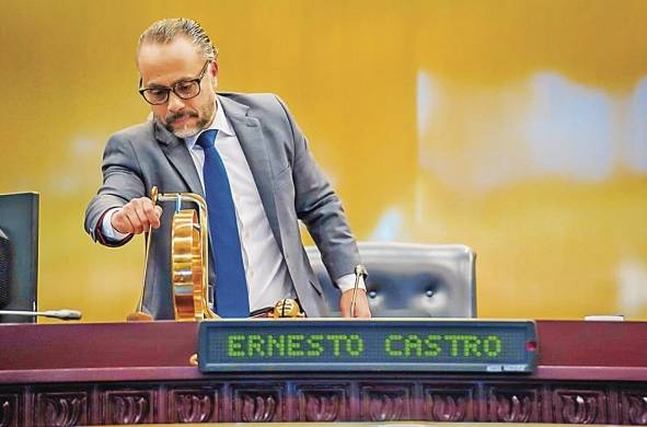 El presidente de la Asamblea Legislativa, Ernesto Castro, tras la aprobación la ley para reducir el tamaño de la Asamblea.