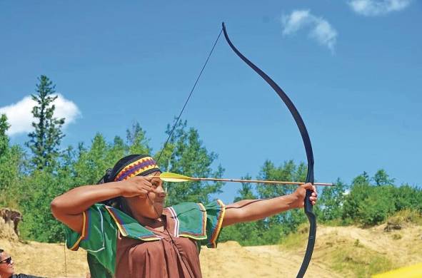 Elizabeth Miranda, estudiante ngäbe, es practicante de tiro con arco y de las pruebas de fondo en el atletismo.