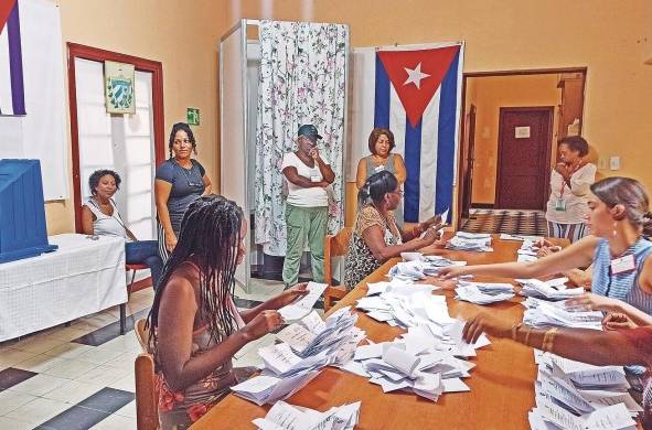Integrantes de una mesa electoral realizan el conteo de votos, al cierre de la jornada electoral, en La Habana (Cuba). Foto de archivo.