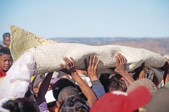 En Madagascar desentierran los restos de sus seres queridos, los envuelven en sudarios y los llevan en desfiles, con música y bailes.