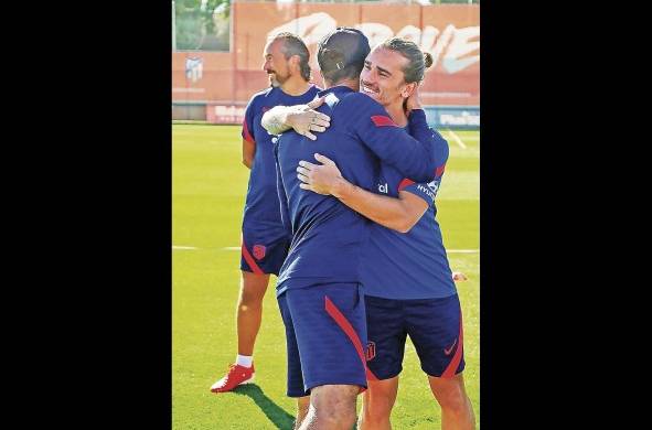 El francés Antoine Griezmann (d), último fichaje del Atlético de Madrid, saluda a su entrenador, Diego Simeone.