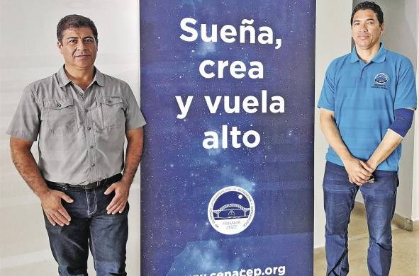 Mario Betancourt (izq.), padre de un olímpico de Guatemala, y Norman Palma (der.), astrofísico y observador de Honduras.