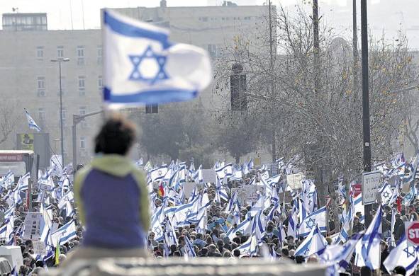 Al menos 40 mil personas –hasta 100 mil, según el diario 'Haaretz'– se manifiestan en los alrededores del Parlamento.