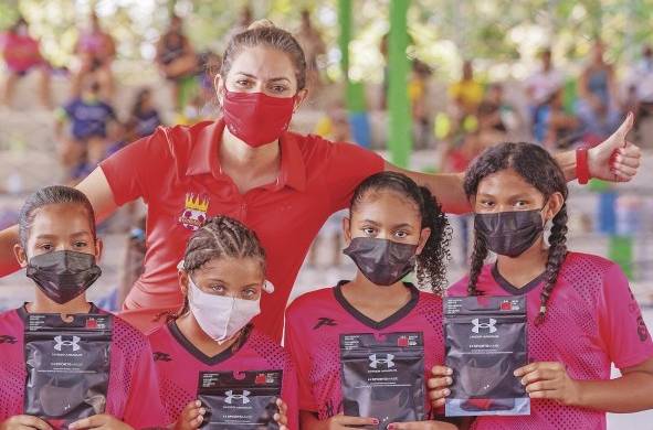 Mónica Franco compartiendo con las niñas durante torneo de 'Golerinas'.