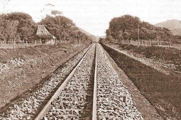 Calzada con balasto en la línea de Boquete, Ferrocarril Nacional de Chiriquí