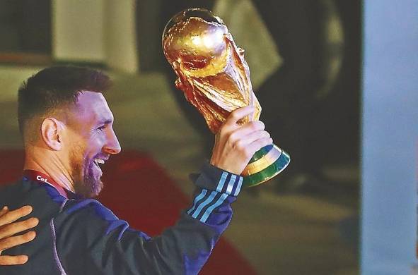 Lionel Messi de la selección argentina de fútbol saluda con el trofeo del Mundial de Fútbol Catar 2022.