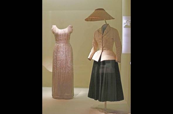 Un modelo de Dior del estilo New Look, de la exposición “Vistiendo el Tiempo”