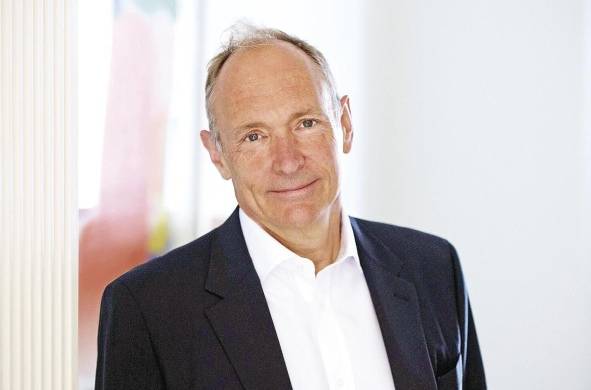 El inventor y científico de computación sir Tim Berners-Lee fue condecorado como caballero por la reina Isabel II, en 2004.