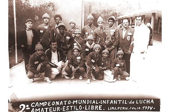 La delegación que participó en el Mundial de Lucha Infantil en el Perú en 1974. El profesor Rodolfo Turney, agachado (segundo de izq a der), y en esa misma línea están Kennion y Leslie (cuarto y sexto, respectivamente).