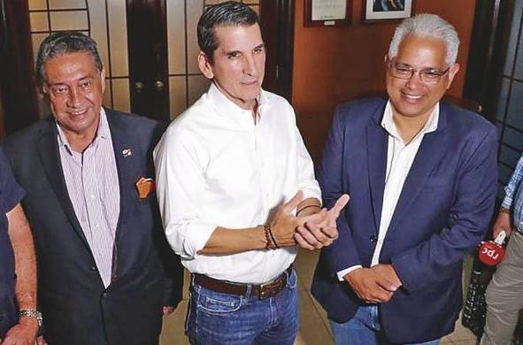 José Alberto Álvarez, Rómulo Roux y José Blandón durante las conversaciones iniciales en abril de 2022, sobre una posible alianza política.