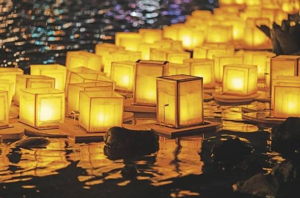 Durante Obon Festival en Japón, se adornan ríos y lagos con faroles flotantes.