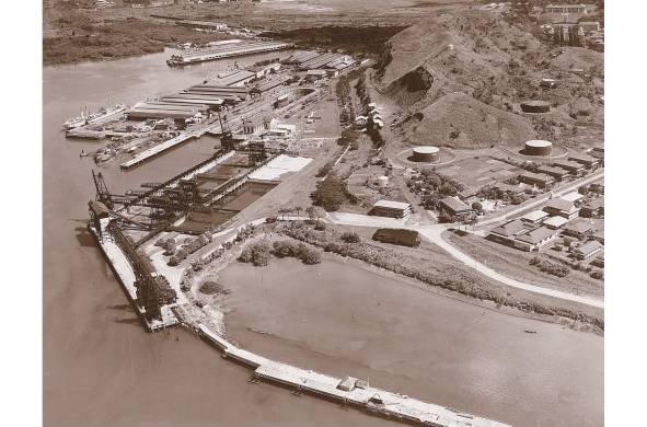 Vista aérea del puerto de Balboa, en 1936, construido por los estadounidenses; contaba con instalaciones que formaban parte del complejo industrial y militar de la Zona del Canal.