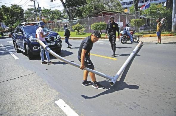 Universitarios cerraron las calles alrededor de la Universidad de Panamá.