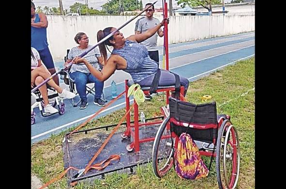 Nadeska McKenzie realiza lanzamientos de la jabalina, durante una de las prácticas realizada por la organización paralímpica.