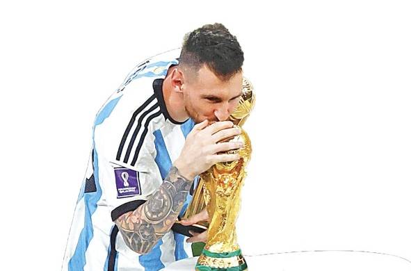 Leonel Messi besa el trofeo de la Copa del Mundo conquistado en el Mundial de Qatar 2022.