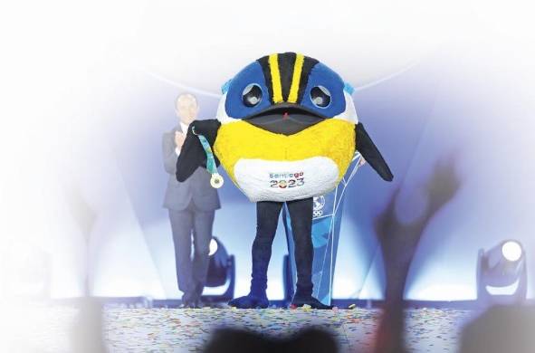La mascota de los Juegos Panamericanos 2023 Fiu muestra su medalla de oro en la ceremonia de clausura en Santiago.