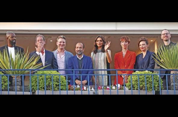 Miembros del jurado de Cannes 2022: la directora francesa Ladj Ly, el director estadounidense Jeff Nichols, el director irlandés Asghar Farhadi, la actriz hindú Deepika Padukone, la actriz británica Rebecca Hall, la actriz italiana Jasmine Trinca, y el director noruego Joachim Trier.