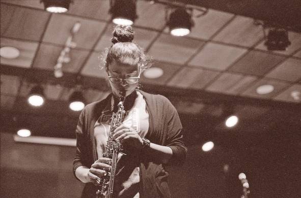 Lihi Haruvi vive el 'jazz' a través de su saxofón en cada nota que interpreta.