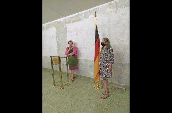 La embajadora de Alemania Martina Klumpp y la artista Lidia Castillejo