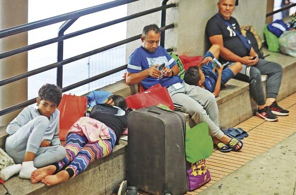 Mientras un grupo de venezolanos se encuentra en un alberge temporal en La Locería, otros permanecen en la terminal de transporte de Albrook.