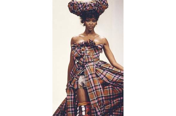 Naomi Campbell modelando un vestido diseñado con tartán para la colección 'Anglomania' en 1993.