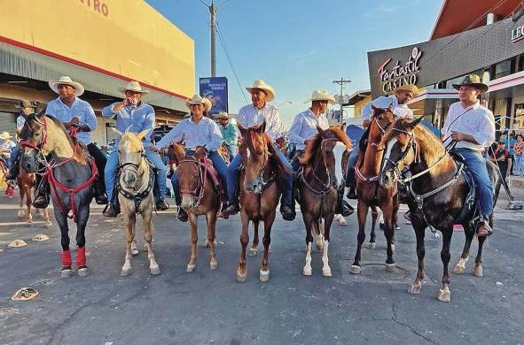 El festival terminó con una gran cabalgata por las calles de Aguadulce.