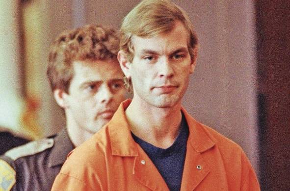 Dahmer falleció en 1992 en la Institución Correccional de Columbia, cumpliendo 15 cadenas perpetuas por el homicidio de 17 hombres y jóvenes.