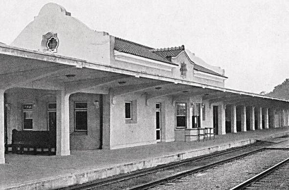 Terminal del ferrocarril en Balboa, junio de 1915. Posicionada en las proximidades del 'Administration Building' era parte de la estructura que permitía el funcionamiento y la conectividad de esta 'nueva capital' de la Zona del Canal.