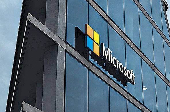 Imagen de la fachada de un edificio de Microsoft, empresa desarrolladora de Windows 11.