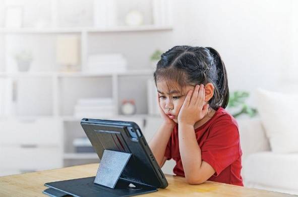 De acuerdo con la OMS, los bebés menores de dos años no deben ver ni utilizar pantallas, y cuando superan esa edad, no usar dispositivos más de una hora por día.