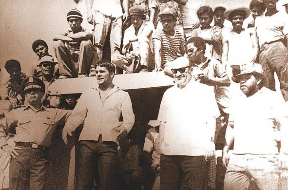 En el centro, Roberto 'Mano de Piedra' Durán el día de la entrega de las viviendas a los moradores de Samaria, en la urbanización bautizada con su nombre. Julio de 1978.
