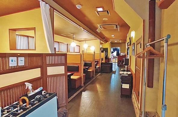 Interior del restaurante tradicional de Templo Sensoji, ubicado en la calle Nakamise de Asakusa.