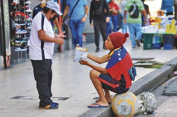 Muchos buscan reunir algo de dinero para comprar el boleto de avión que los lleve a Venezuela.