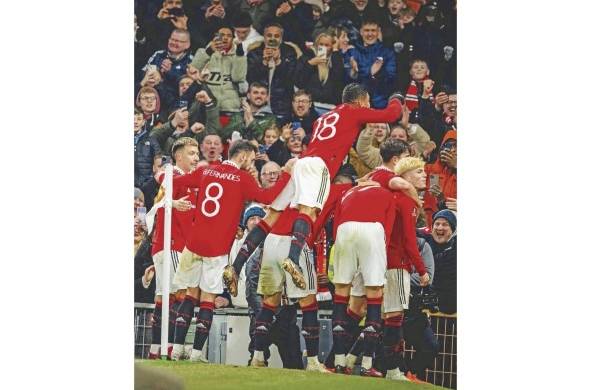 El equipo del Manchester United celebra un gol en el periodo añadido del segundo tiempo.
