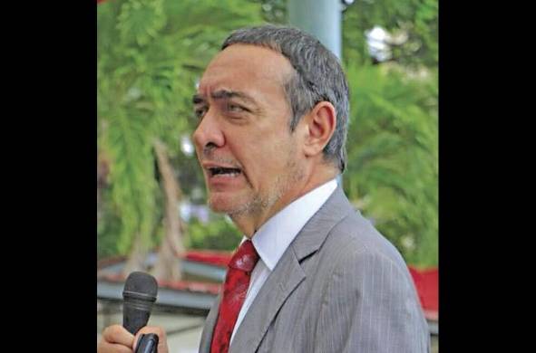 Hernando Franco Muñoz Es decano de la Facultad de Derecho y Ciencias Políticas de la UP desde el 16 de septiembre de 2016 y fue presidente del Consejo Judicial. Es abogado especializado en derecho administrativo y autor.