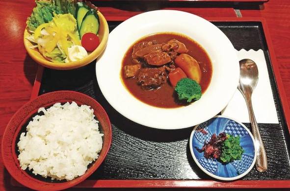 La mayoría de los platos van acompañados con arroz y soja.