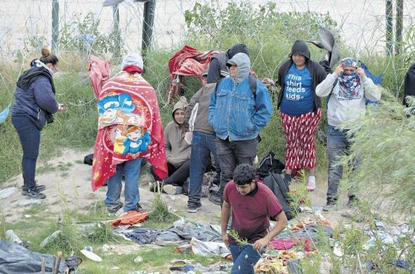 Migrantes permanecen abrigados por las bajas temperaturas a un costado de la frontera con Estadios Unidos.