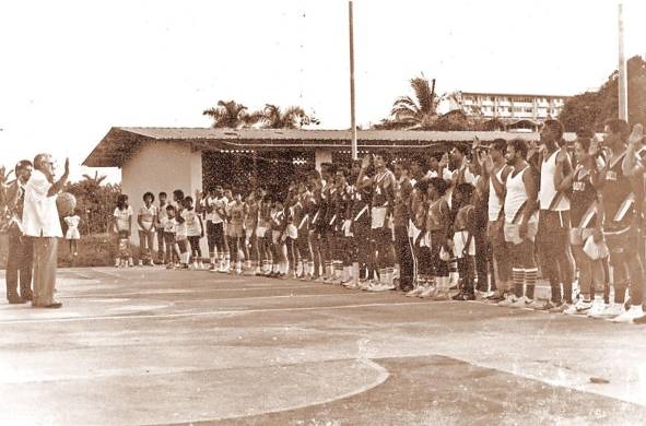 Don Luis E. Vivar organizador deportivo (voluntario) de Miraflores. En la foto inaugura una de las tantas ligas de verano de baloncesto y volleyball.