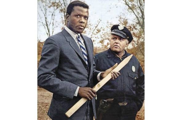 Virgil Tibbs, un policía de filadelfia (interpretado por Sidney Poitier) que se traslada a Misisipi y es arrestado supuestamente por asesinar a un hombre blanco adinerado, relato de la película 'Al Calor de la Noche'.