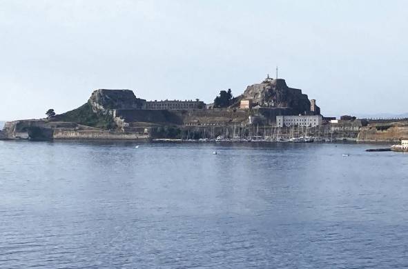 Dos fortalezas rodean la capital, la única ciudad de Grecia fortificada de esa manera