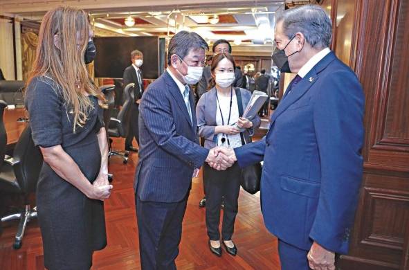 El ministro de Asuntos Exteriores de Japón, Toshimitsu Motegi (i), quien estrecha la mano del presidente de Panamá, Laurentino Cortizo.
