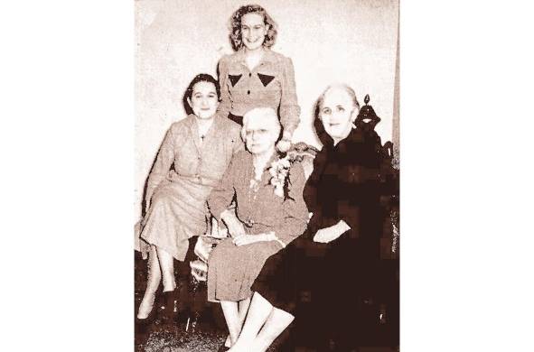Cuatro generaciones de la familia Amador, reunidos con motivo del 87 cumpleaños de María Ossa de Amador. Sentada, en el centro, la ex primera dama, acompañada de su nieta Vita Flynt (izquierda) y de su hija Elmira Ehrman (derecha). De pie, su bisnieta Teresa Flynt. (The Charlotte News, 3 de abril de 1942).
